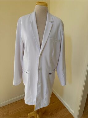 Figs men’s medium White harlem  Lab Coat.